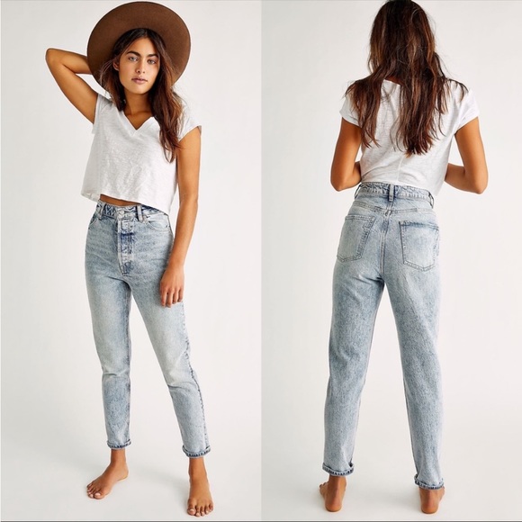 Free People Denim - Free People Zuri Mom Jean in Lived in Blue Size 25 High Waist Light Wash